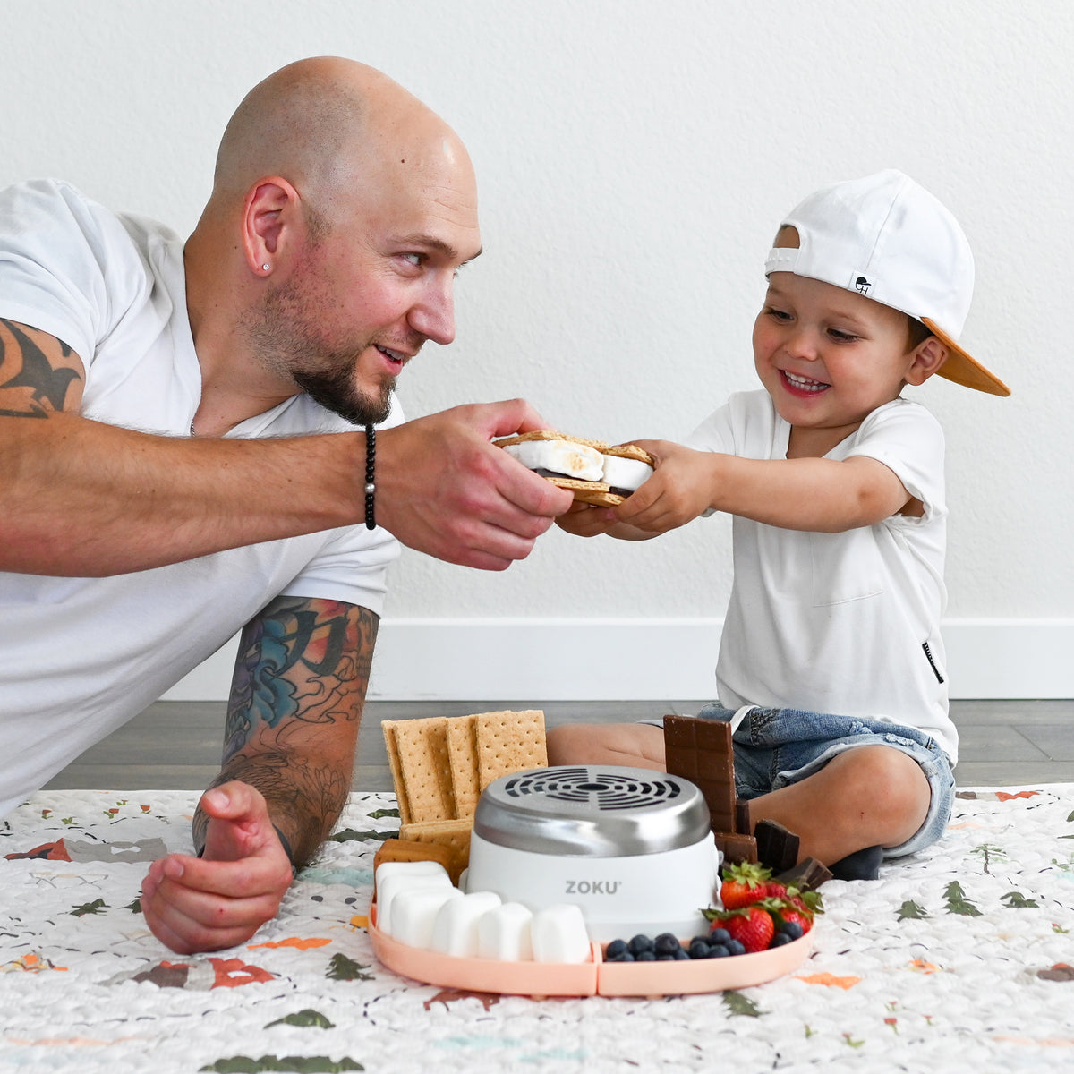 father and son enjoying s&#39;mores